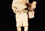 Escultura de marfim chines representando figura... - Escultura de marfim chines representando figura típica com leque e cesto. Pequenos defeitos.