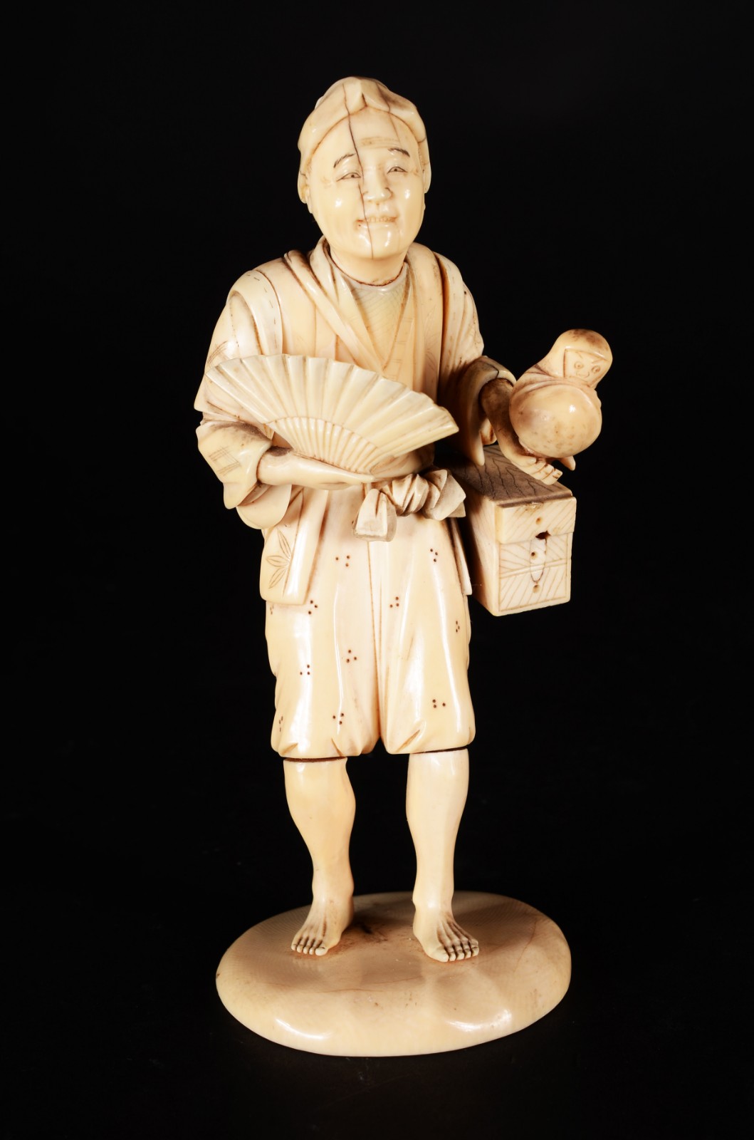 Escultura de marfim chines representando figura típica com leque e... - foto 1 de 7