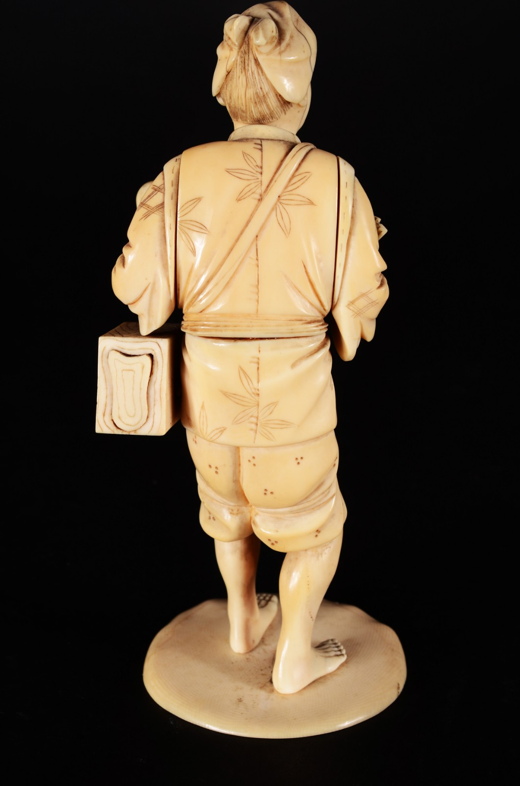 Escultura de marfim chines representando figura típica com leque e... - foto 2 de 7