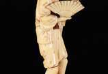 Escultura de marfim chines representando figura... - Escultura de marfim chines representando figura típica com leque e cesto. Pequenos defeitos.