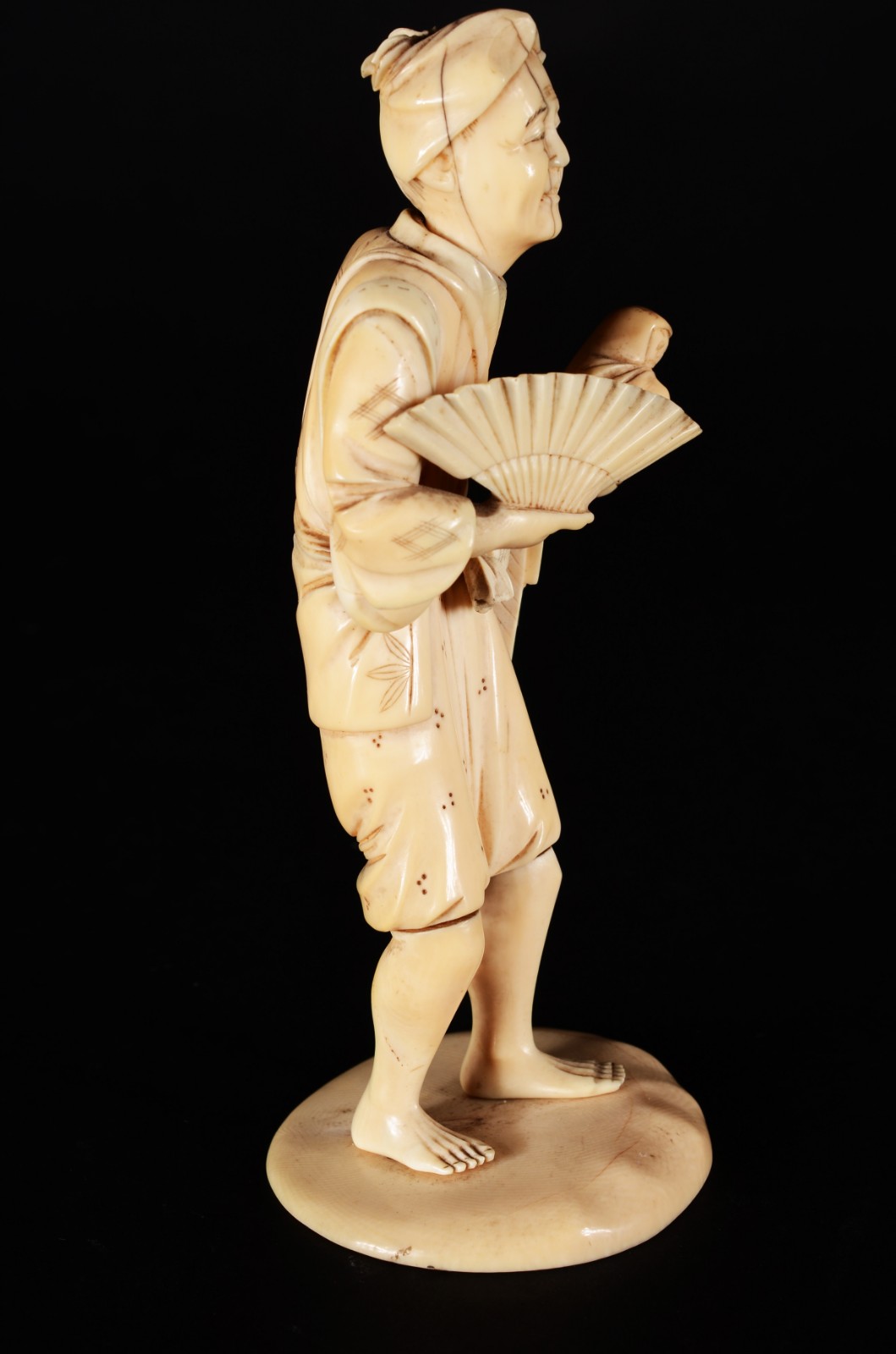 Escultura de marfim chines representando figura típica com leque e... - foto 4 de 7