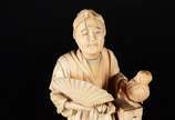 Escultura de marfim chines representando figura... - Escultura de marfim chines representando figura típica com leque e cesto. Pequenos defeitos.