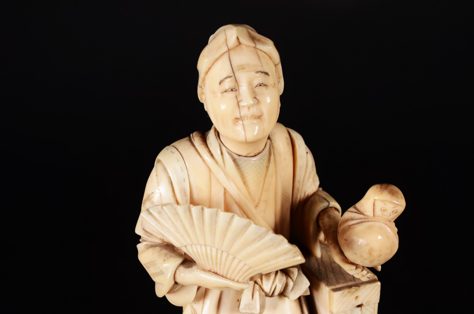 Escultura de marfim chines representando figura típica com leque e... - foto 5 de 7