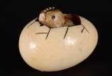 Netsuke de marfim oriental representando pintin... - Netsuke de marfim oriental representando pintinho dentro do ovo. Assinado.