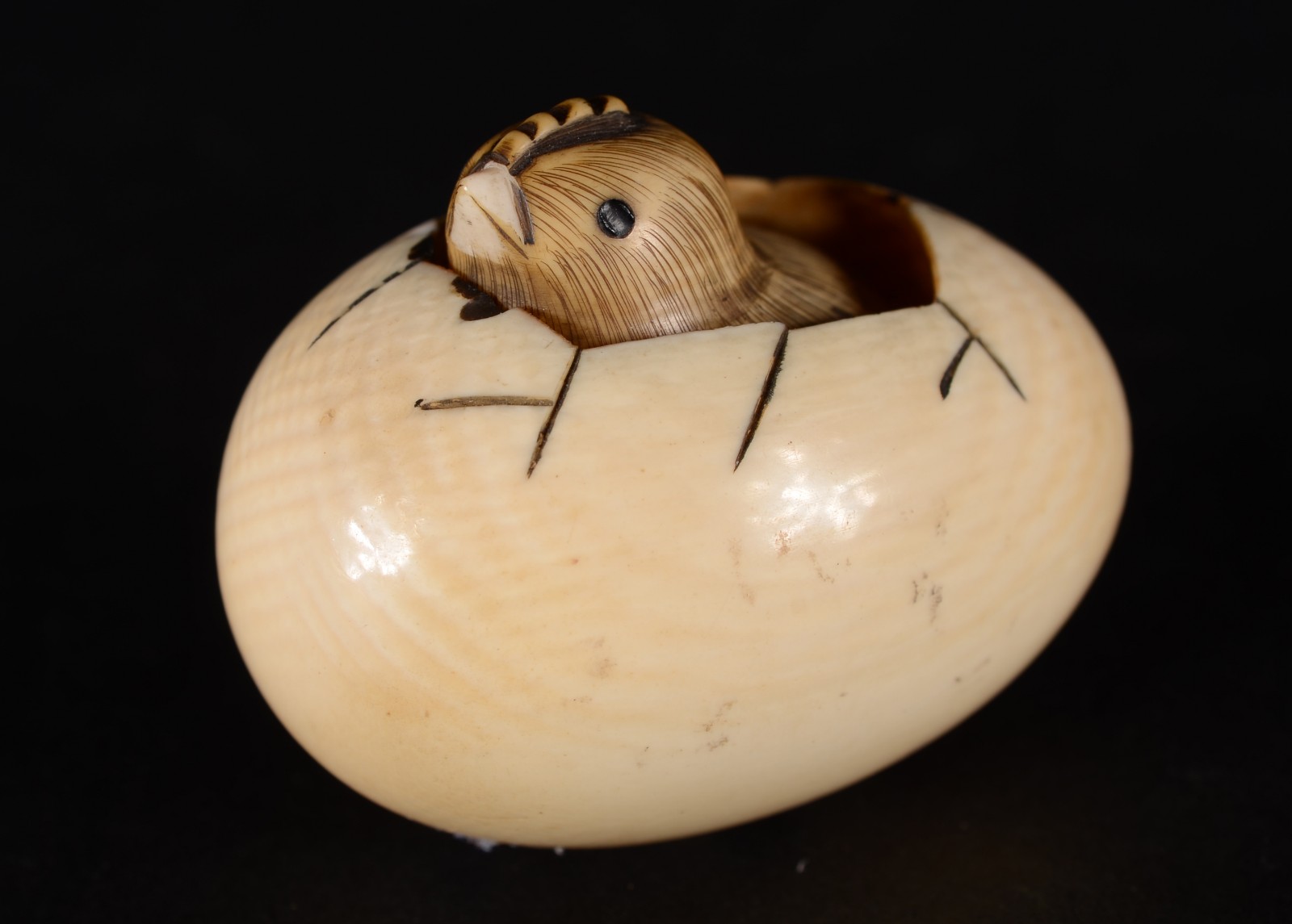 Netsuke de marfim oriental representando pintinho dentro do ovo... - foto 1 de 4