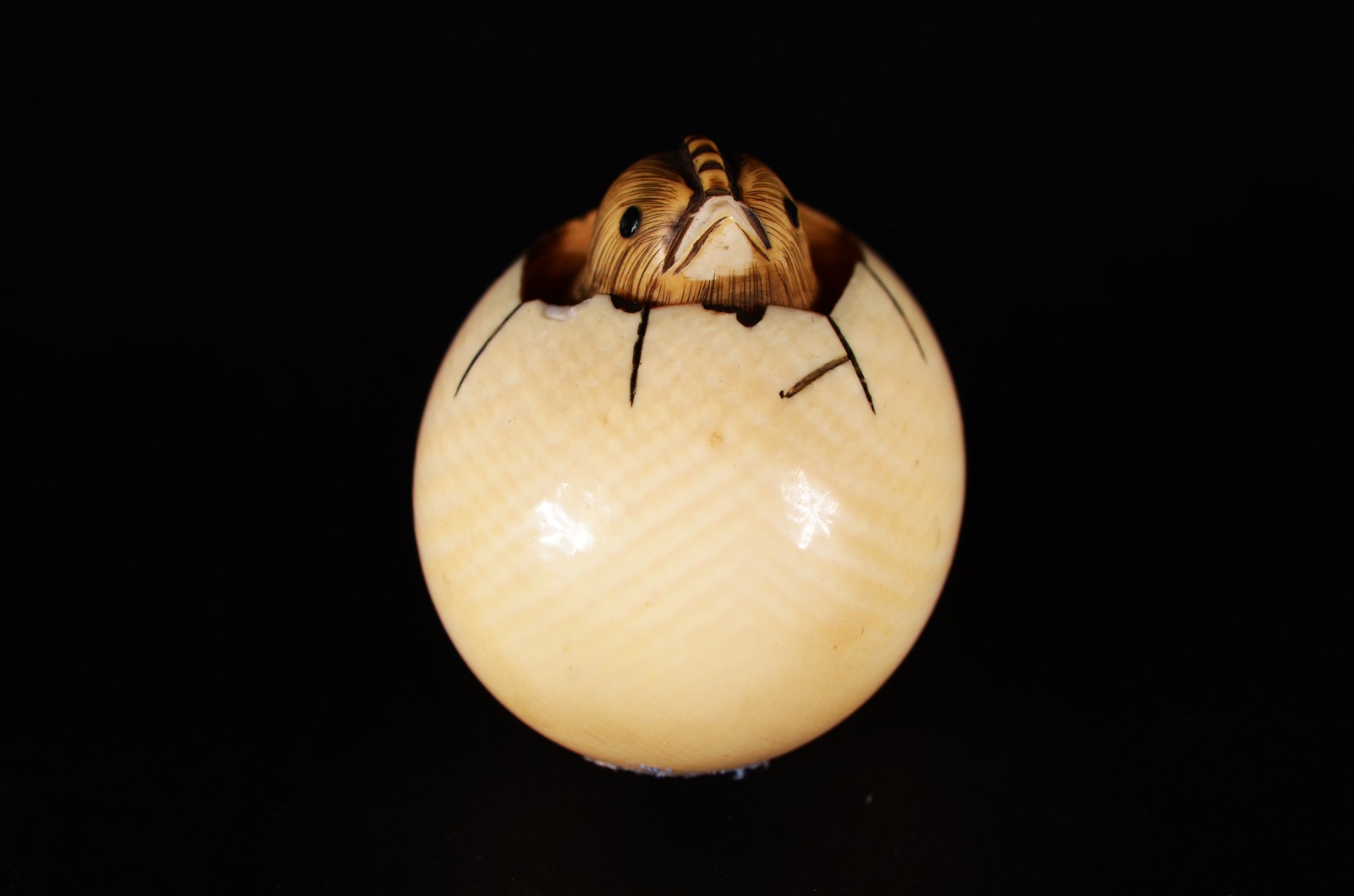 Netsuke de marfim oriental representando pintinho dentro do ovo... - foto 2 de 4