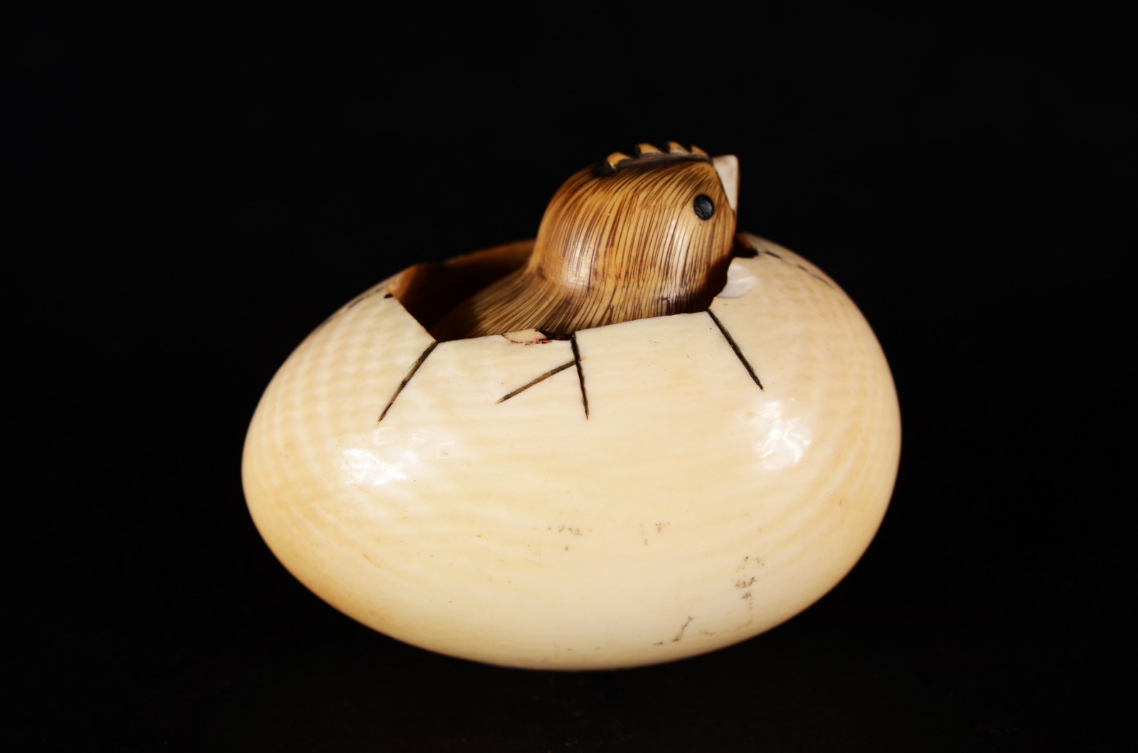 Netsuke de marfim oriental representando pintinho dentro do ovo... - foto 3 de 4