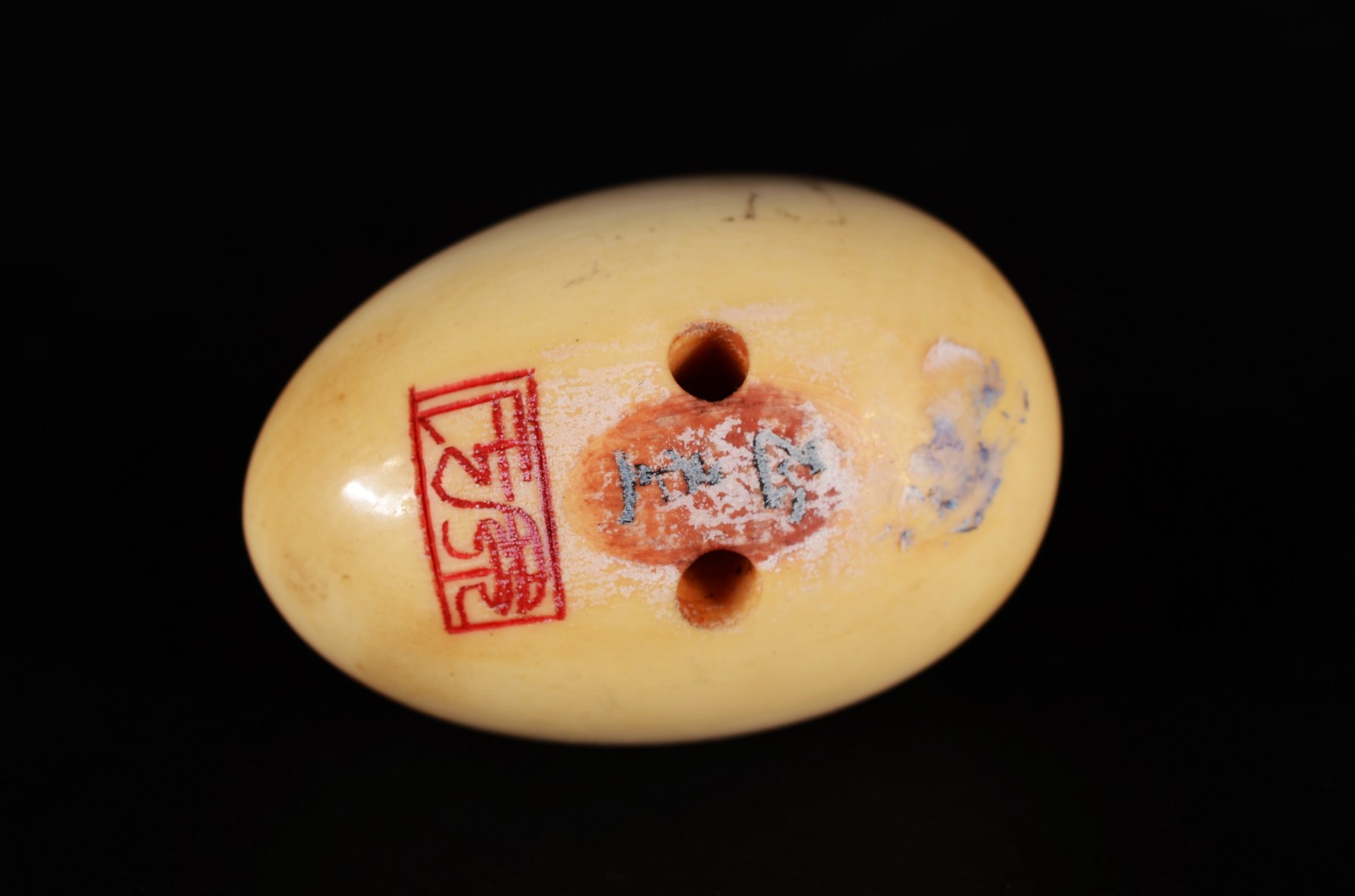 Netsuke de marfim oriental representando pintinho dentro do ovo... - foto 4 de 4