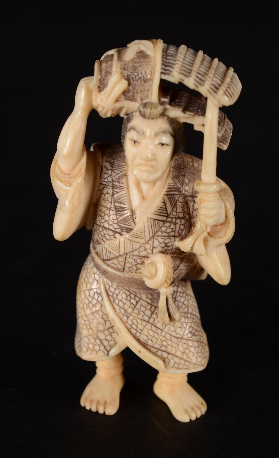 Netsuke de marfim oriental representando figura masculina com kimono... - foto 1 de 4