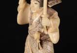 Netsuke de marfim oriental representando figura... - Netsuke de marfim oriental representando figura masculina com kimono e espada. Assinado.