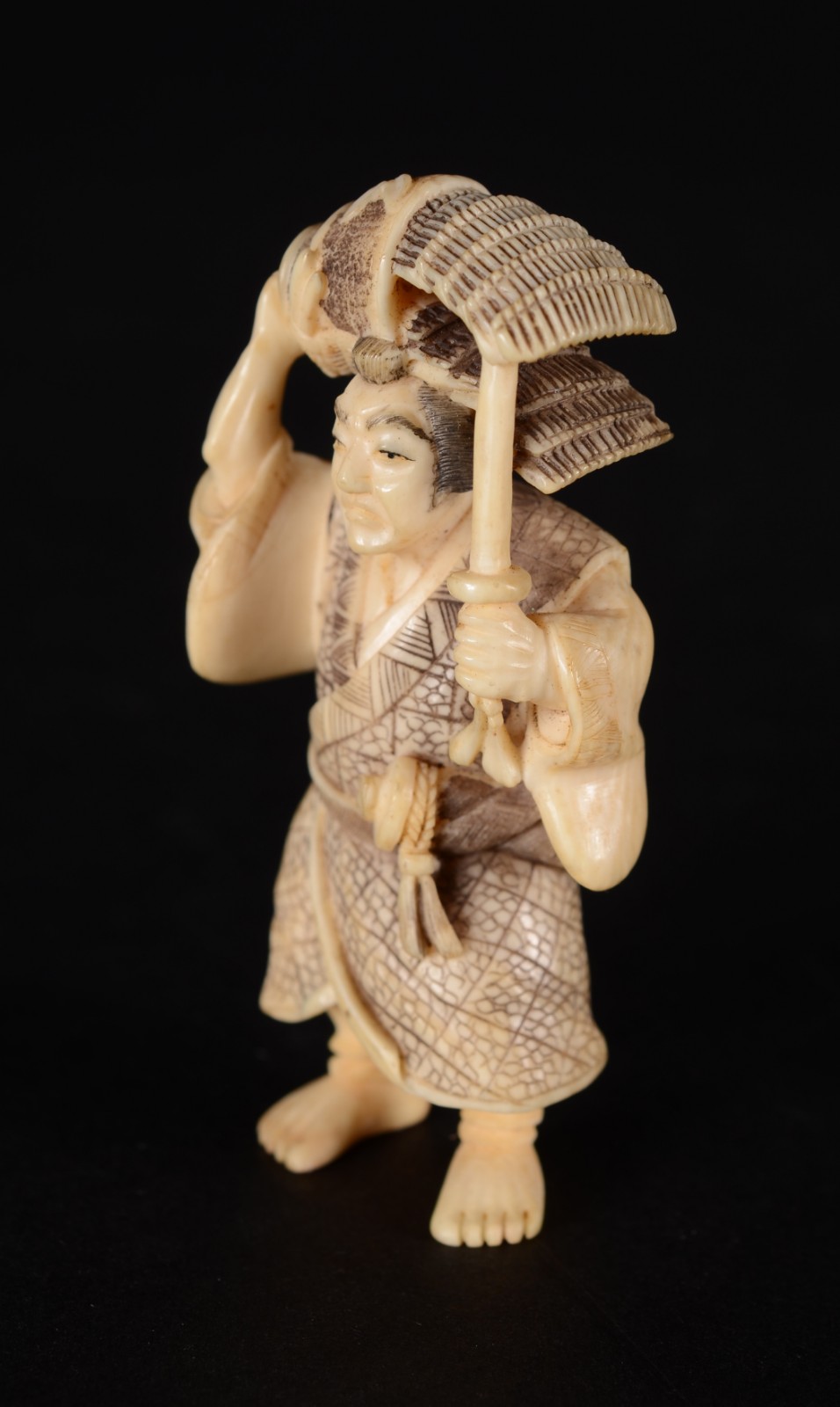 Netsuke de marfim oriental representando figura masculina com kimono... - foto 2 de 4