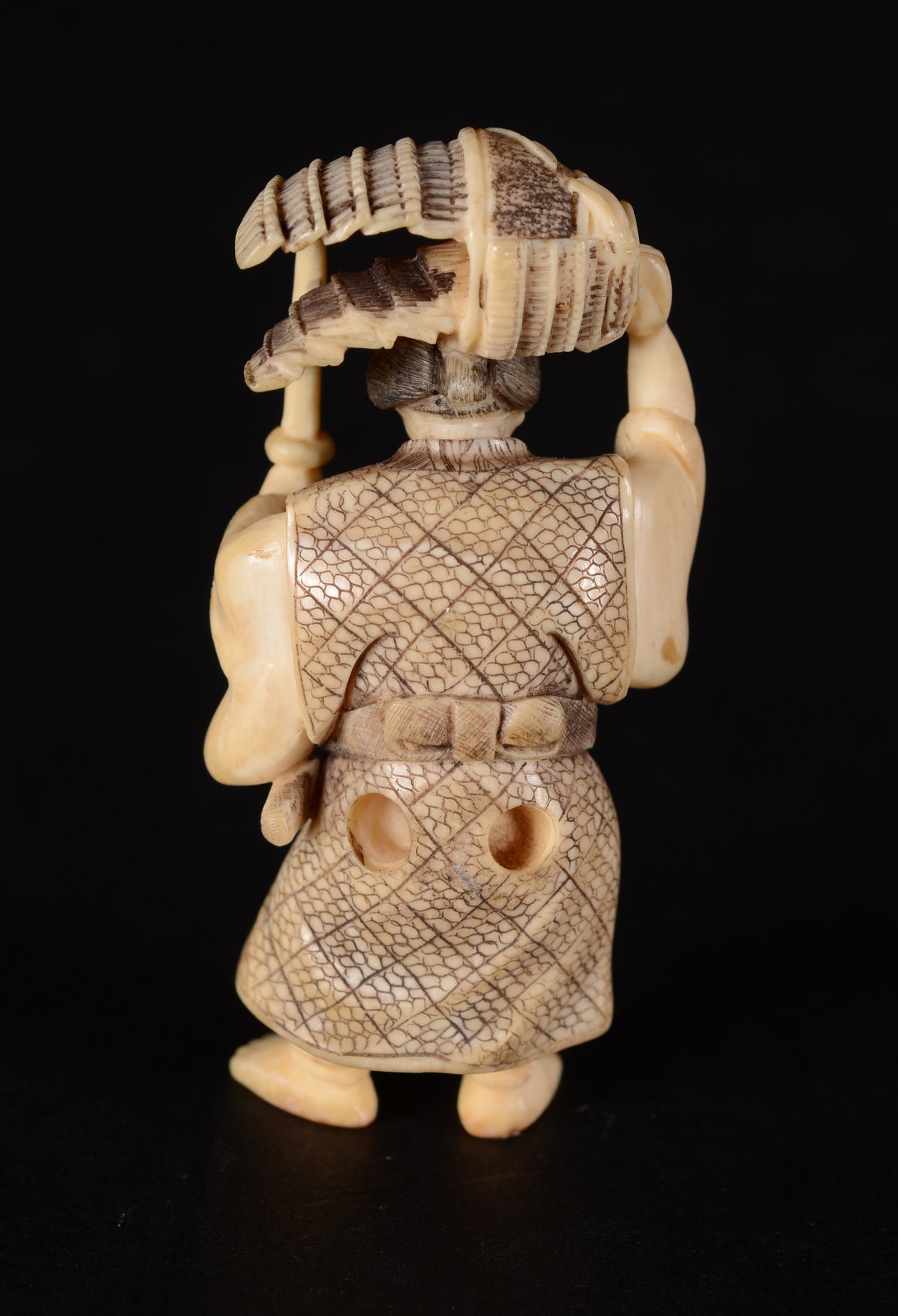 Netsuke de marfim oriental representando figura masculina com kimono... - foto 3 de 4