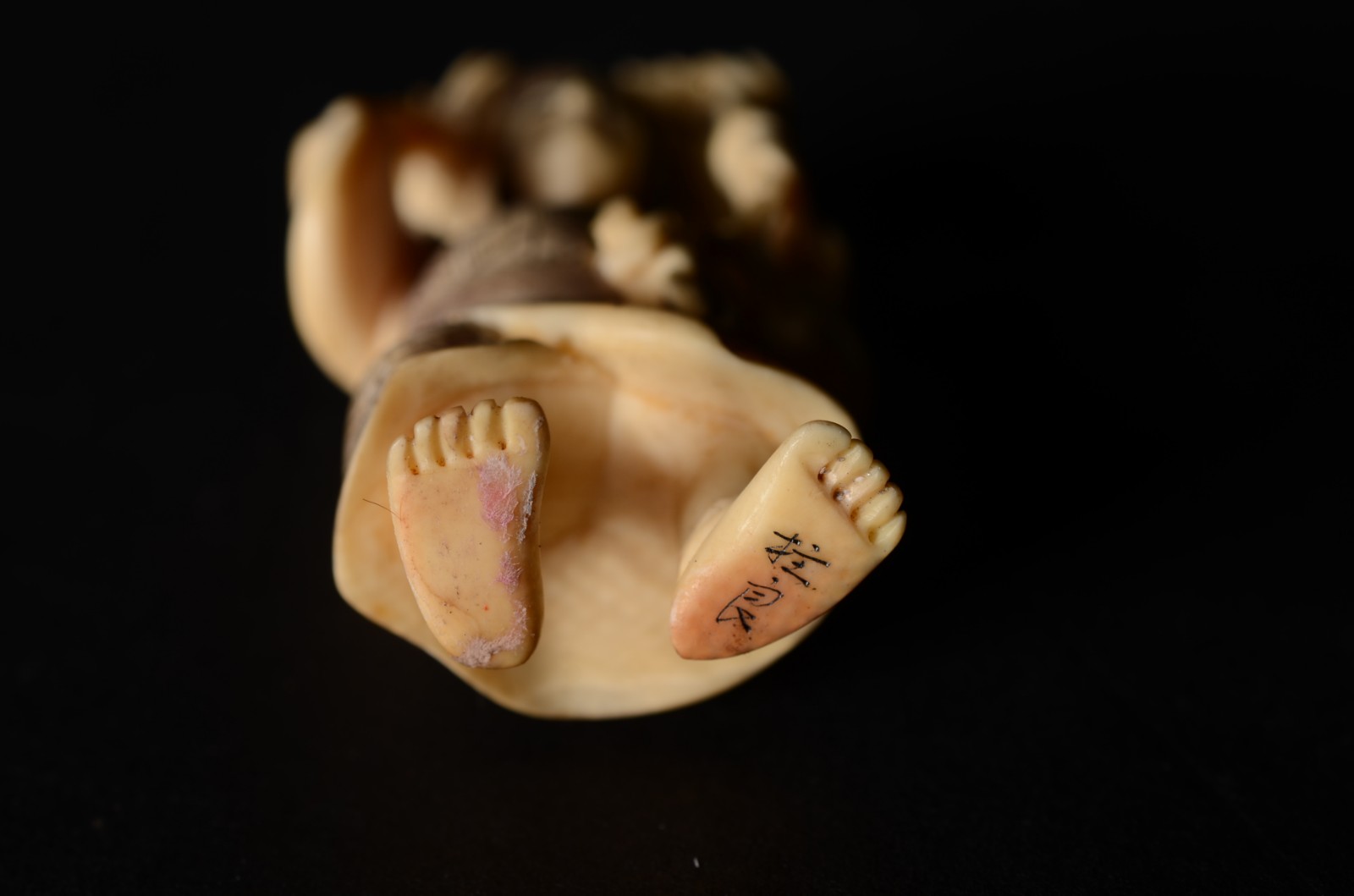 Netsuke de marfim oriental representando figura masculina com kimono... - foto 4 de 4