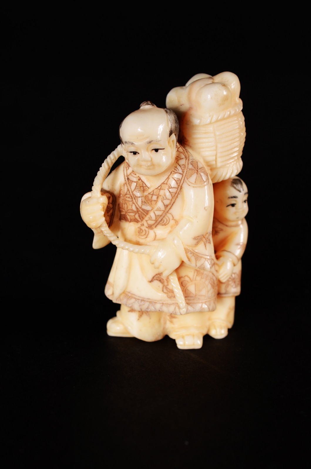 Netsuke de marfim oriental representando figura masculina de kimono... - foto 1 de 5