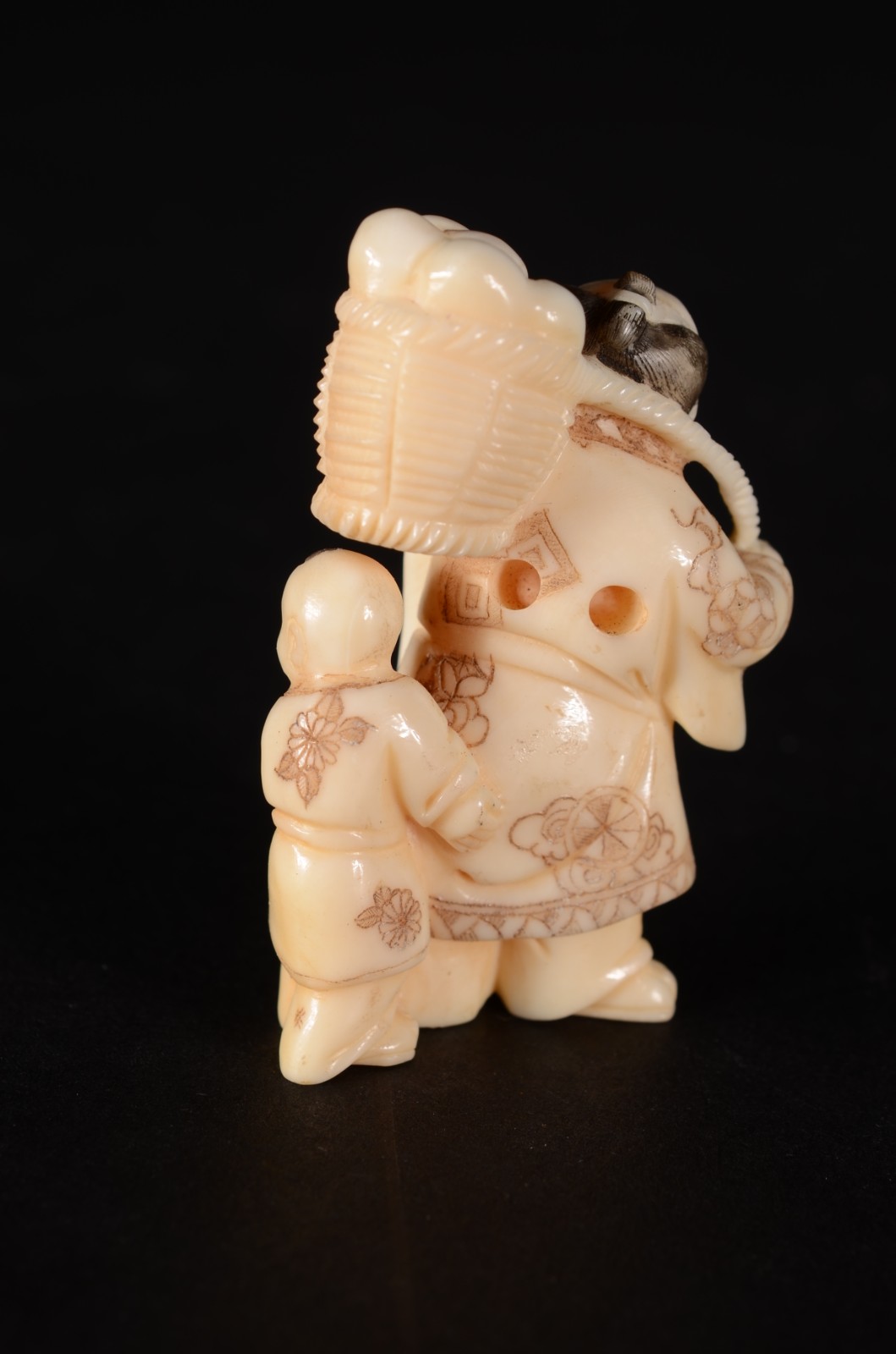 Netsuke de marfim oriental representando figura masculina de kimono... - foto 3 de 5