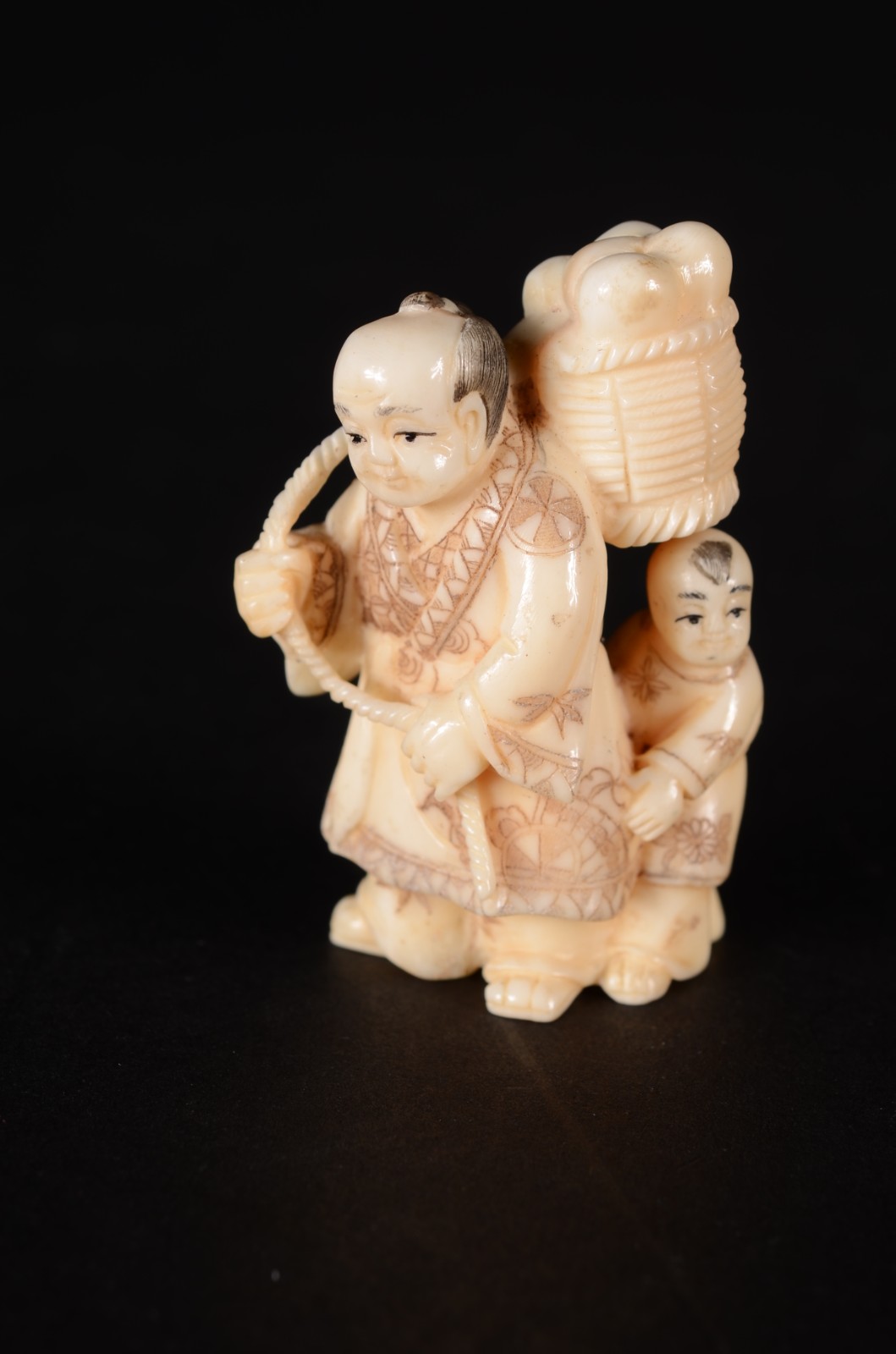 Netsuke de marfim oriental representando figura masculina de kimono... - foto 2 de 5
