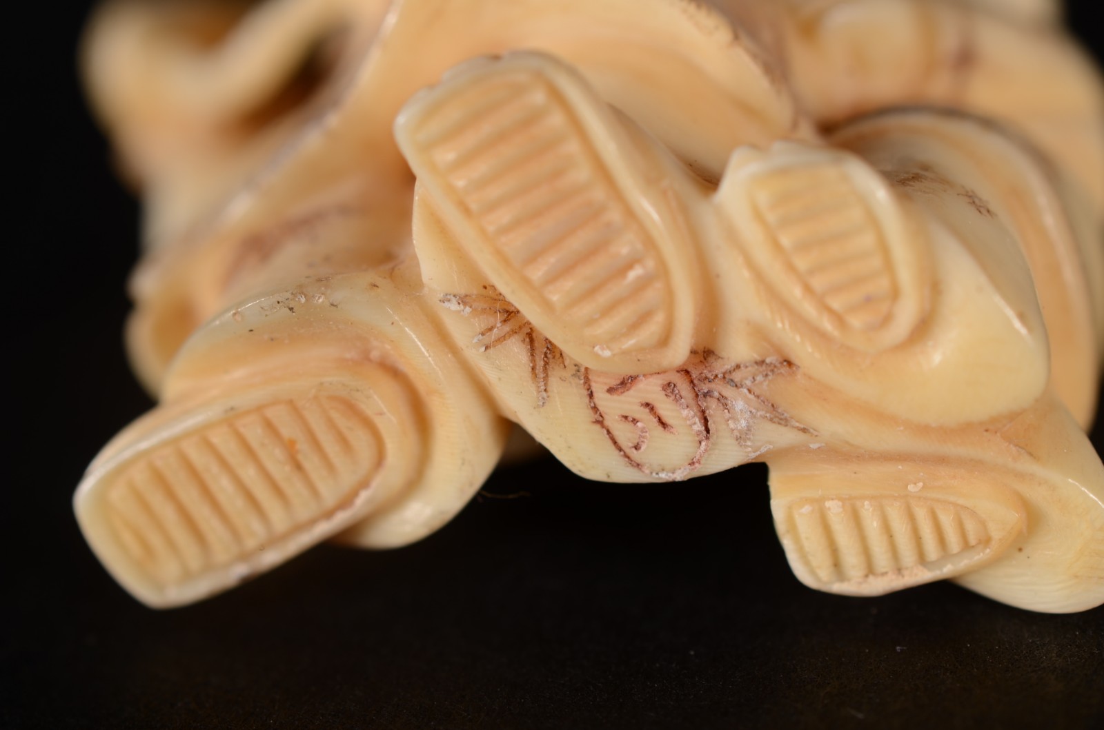 Netsuke de marfim oriental representando figura masculina de kimono... - foto 4 de 5
