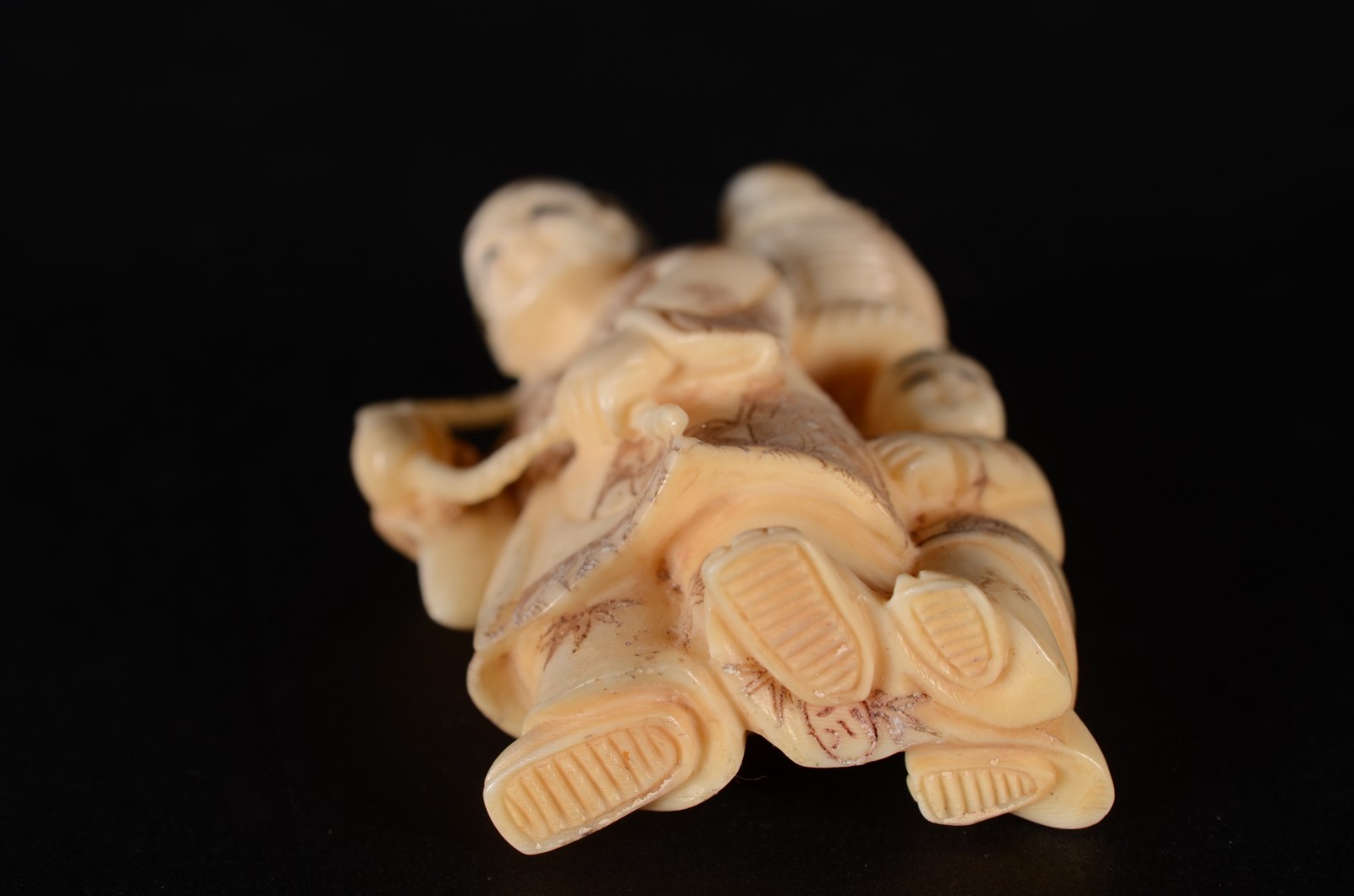 Netsuke de marfim oriental representando figura masculina de kimono... - foto 5 de 5