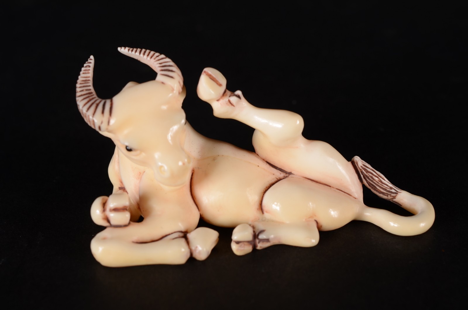 Netsuke de marfim oriental representando touro sentado. Assinado. - foto 1 de 3