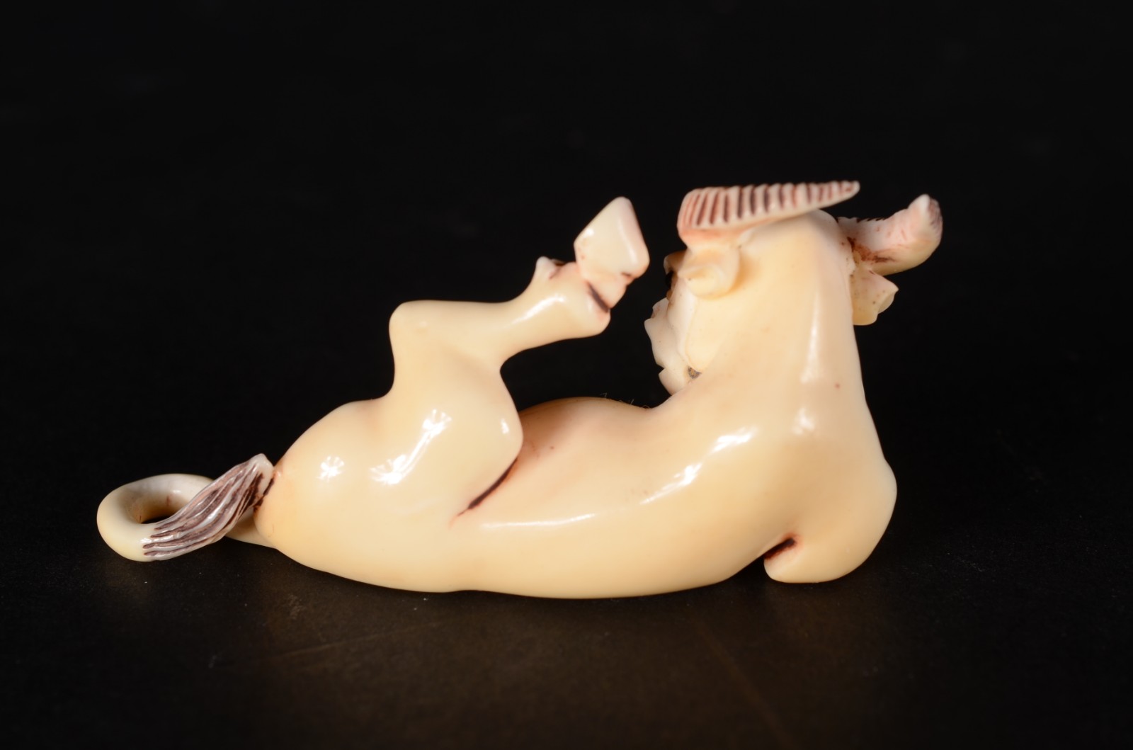 Netsuke de marfim oriental representando touro sentado. Assinado. - foto 2 de 3