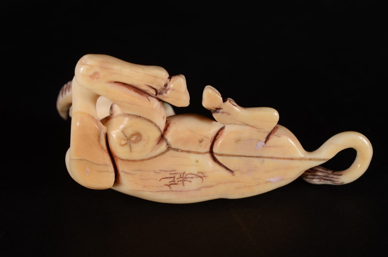 Netsuke de marfim oriental representando touro sentado. Assinado. - foto 3 de 3