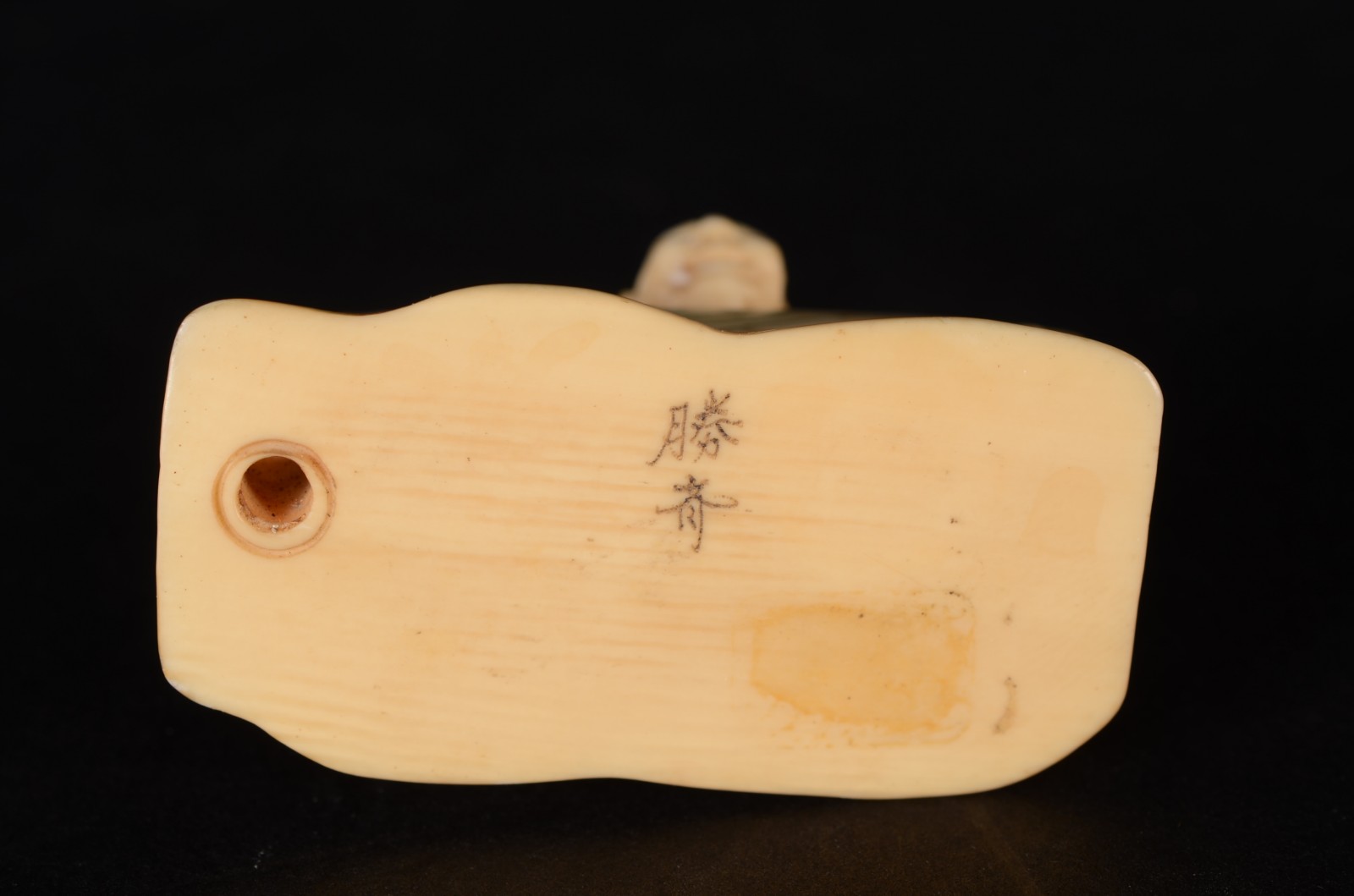 Netsuke de marfim oriental representando figura masculina em sua mesa... - foto 3 de 4