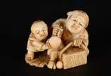 Netsuke de marfim oriental representando figura... - Netsuke de marfim oriental representando figura com cesto e criança. Assinado.