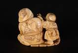 Netsuke de marfim oriental representando figura... - Netsuke de marfim oriental representando figura com cesto e criança. Assinado.