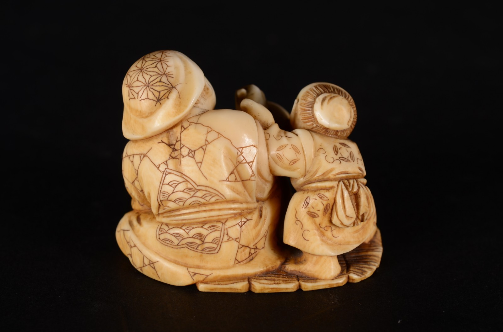 Netsuke de marfim oriental representando figura com cesto e criança... - foto 2 de 4