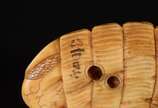 Netsuke de marfim oriental representando figura... - Netsuke de marfim oriental representando figura com cesto e criança. Assinado.