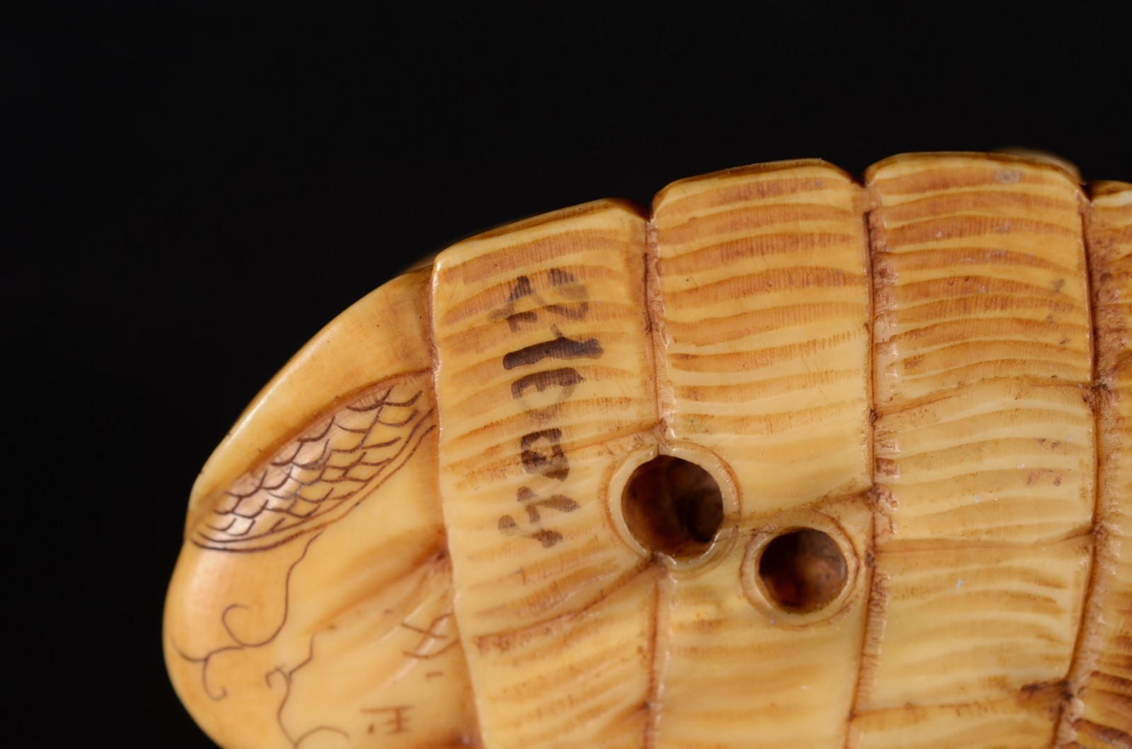 Netsuke de marfim oriental representando figura com cesto e criança... - foto 3 de 4