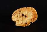 Netsuke de marfim oriental representando figura... - Netsuke de marfim oriental representando figura com cesto e criança. Assinado.