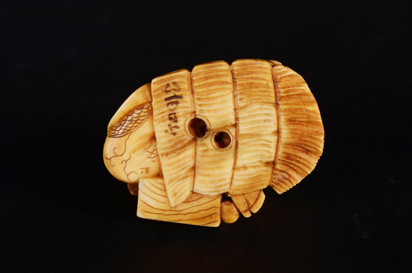 Netsuke de marfim oriental representando figura com cesto e criança... - foto 4 de 4
