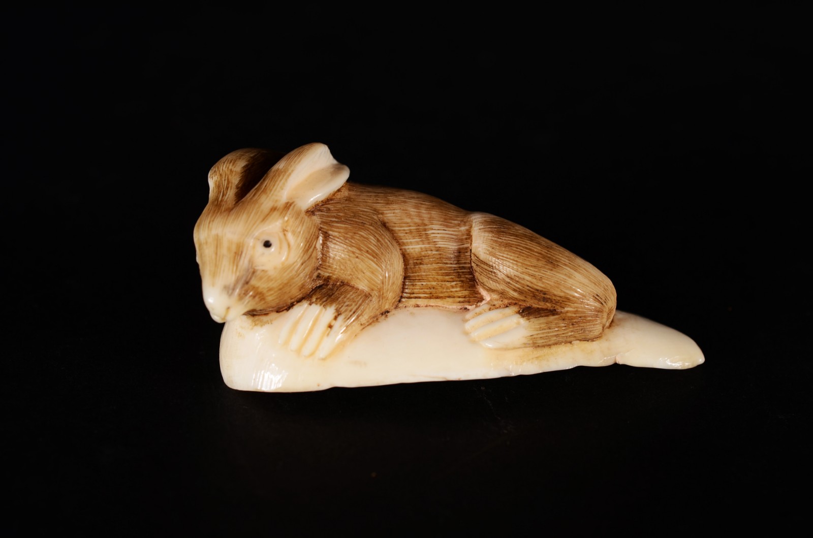 Netsuke de marfim oriental representando coelho sobre folha. - foto 1 de 5
