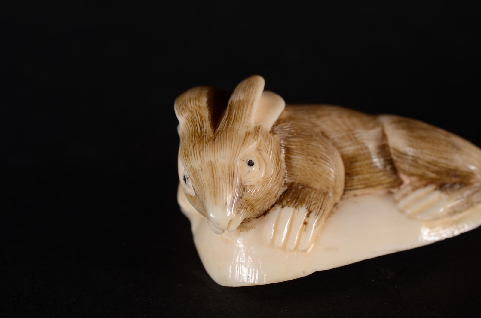 Netsuke de marfim oriental representando coelho sobre folha. - foto 2 de 5