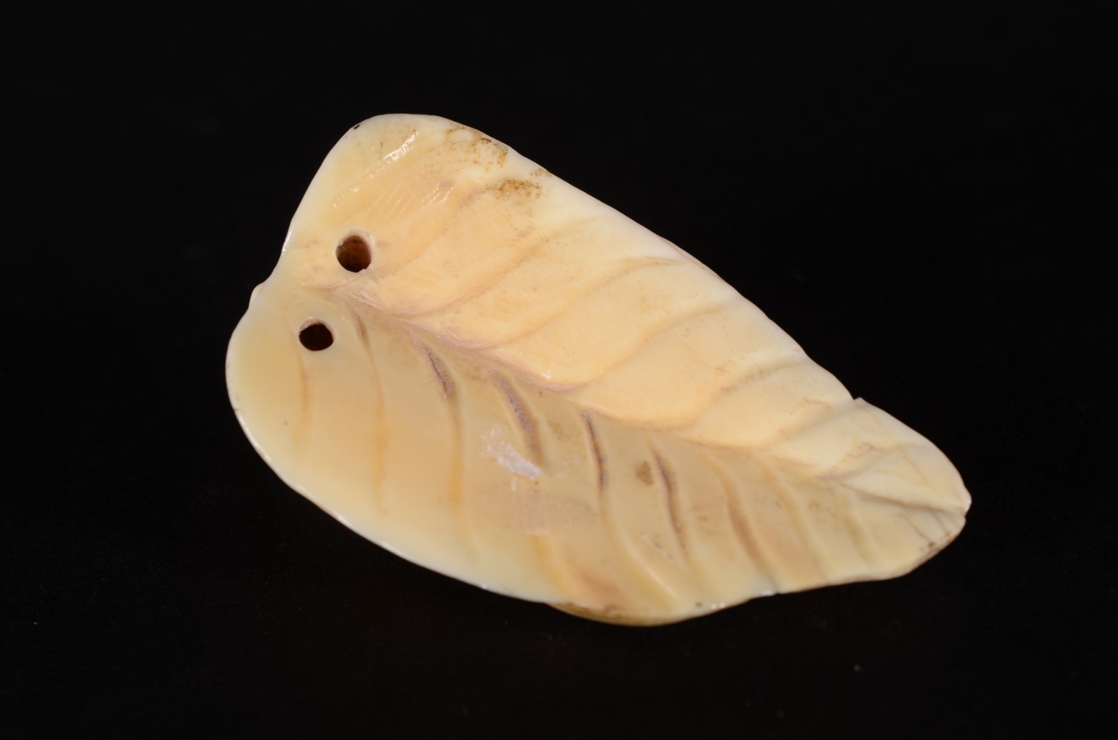 Netsuke de marfim oriental representando coelho sobre folha. - foto 4 de 5