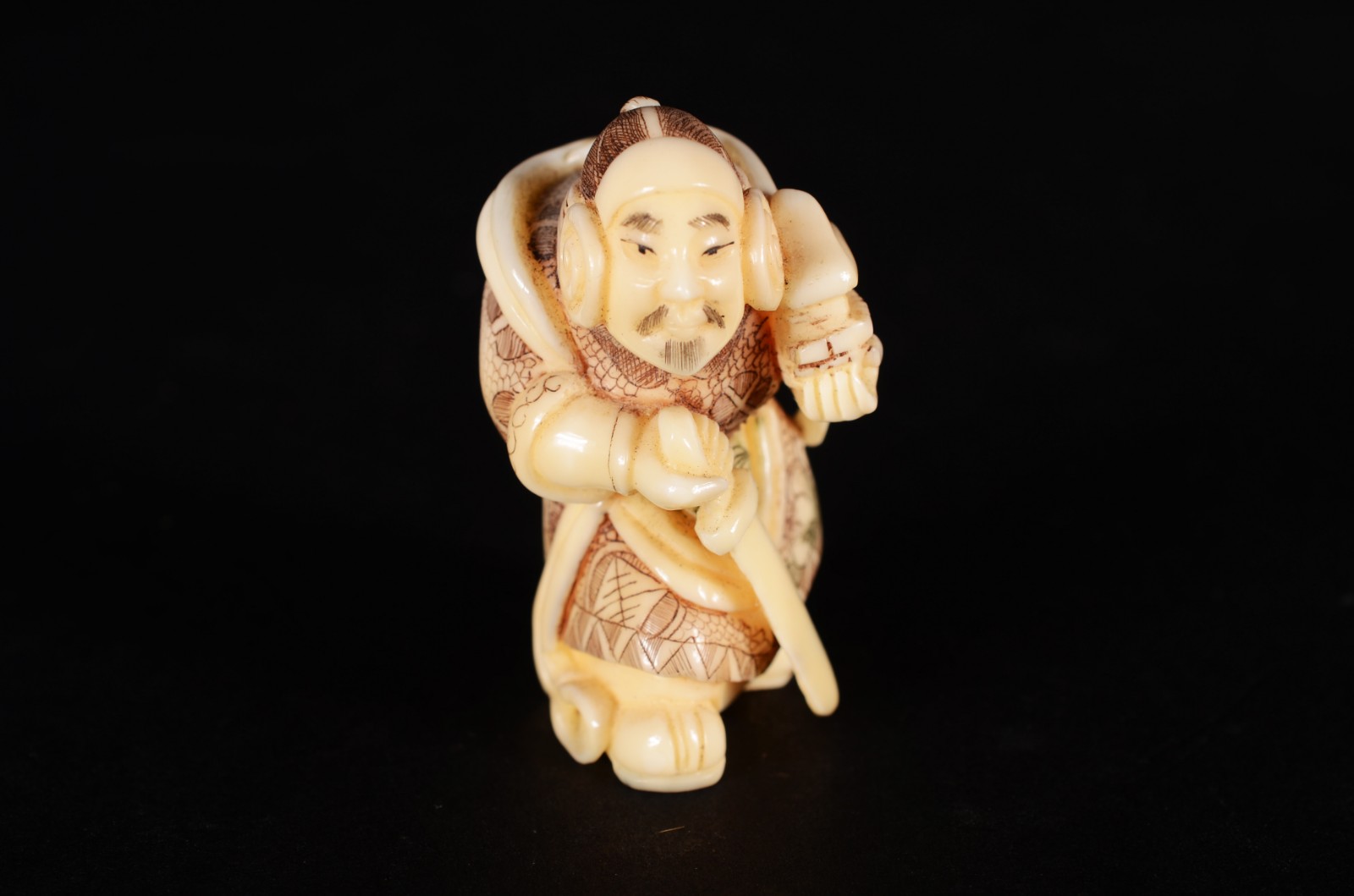 Netsuke de marfim oriental representando figura com espada. Assinado... - foto 1 de 7