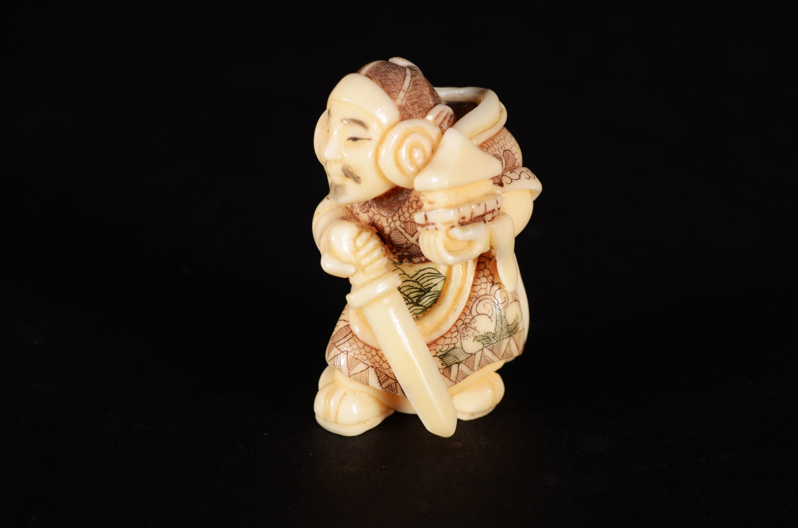 Netsuke de marfim oriental representando figura com espada. Assinado... - foto 2 de 7