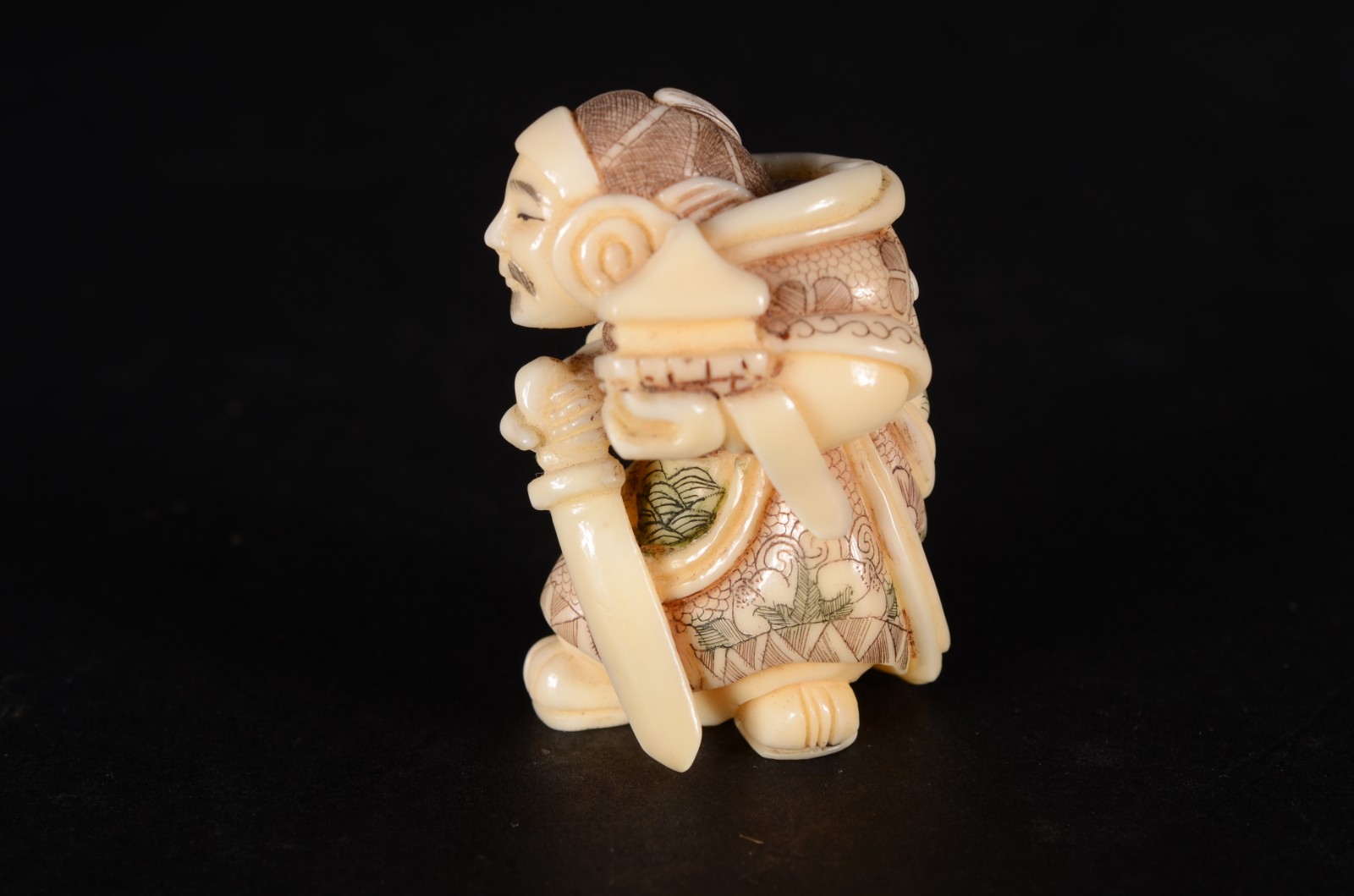Netsuke de marfim oriental representando figura com espada. Assinado... - foto 3 de 7