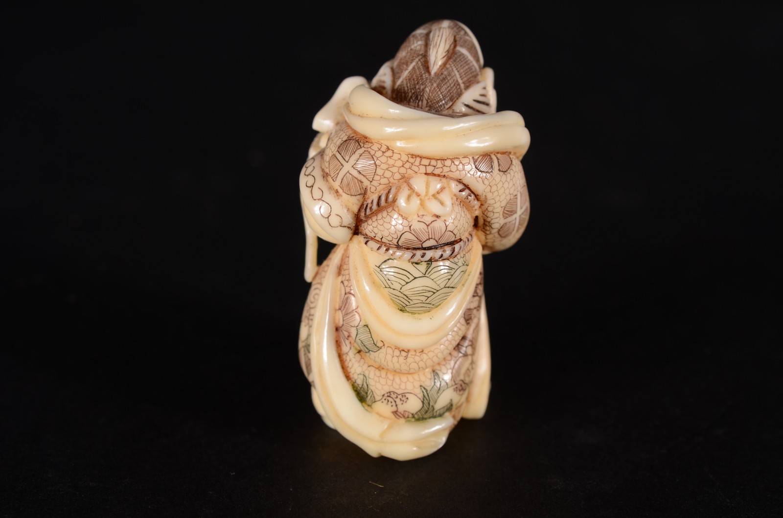 Netsuke de marfim oriental representando figura com espada. Assinado... - foto 4 de 7