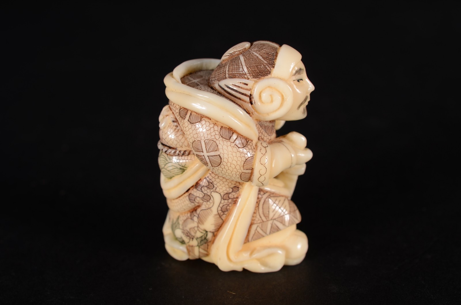 Netsuke de marfim oriental representando figura com espada. Assinado... - foto 5 de 7