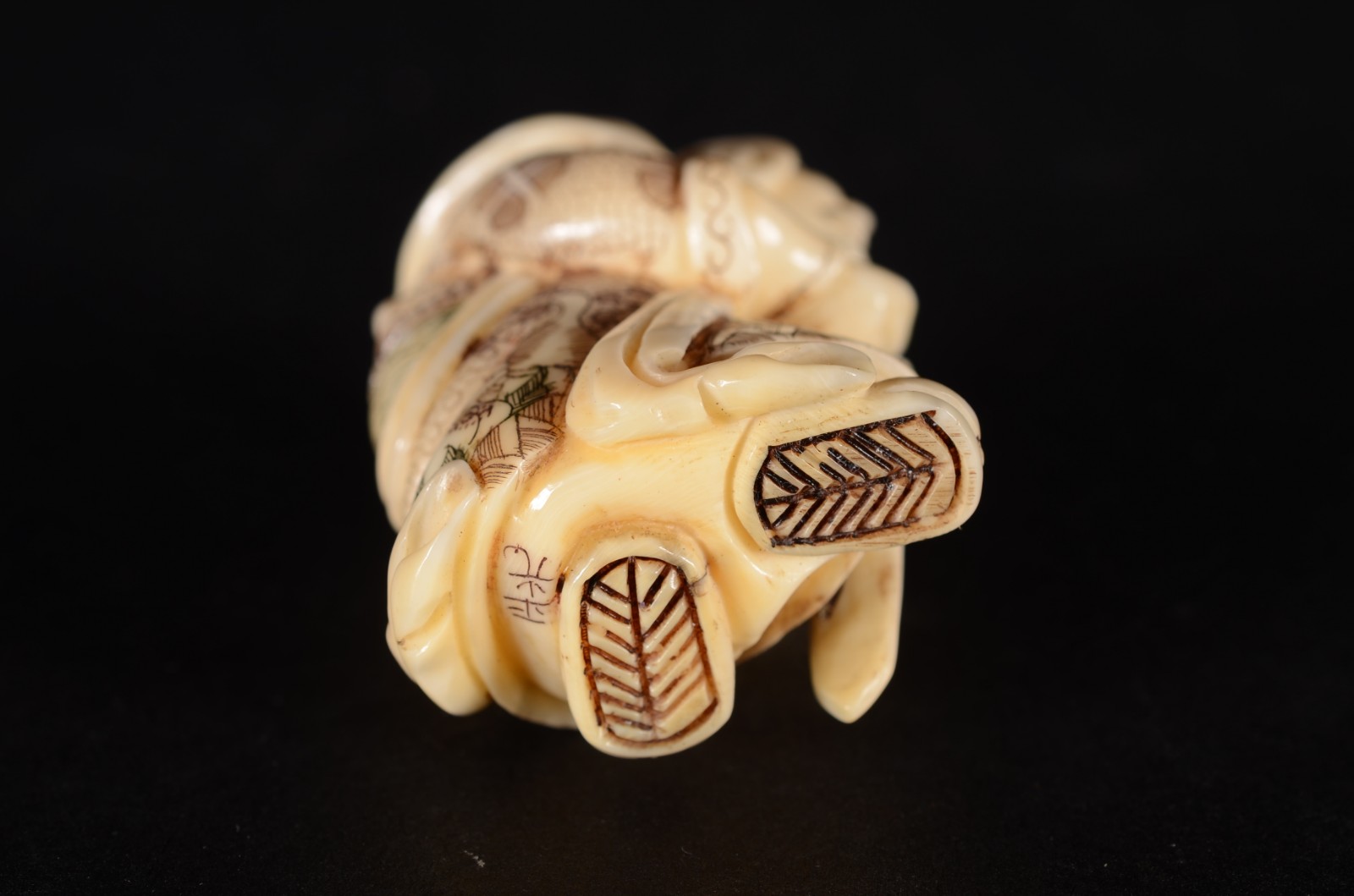 Netsuke de marfim oriental representando figura com espada. Assinado... - foto 6 de 7