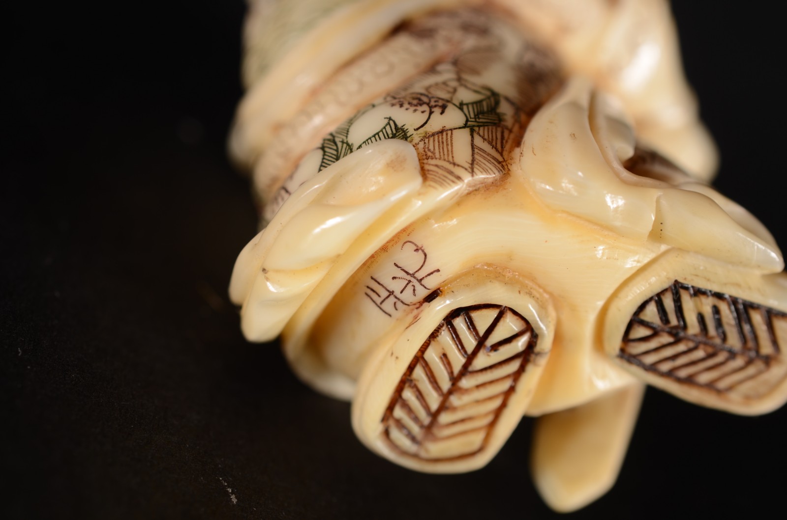 Netsuke de marfim oriental representando figura com espada. Assinado... - foto 7 de 7