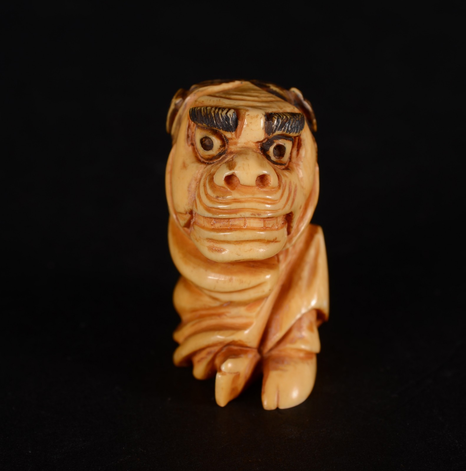 Netsuke de marfim oriental representando Cão de Fó. Assinado. - foto 2 de 6