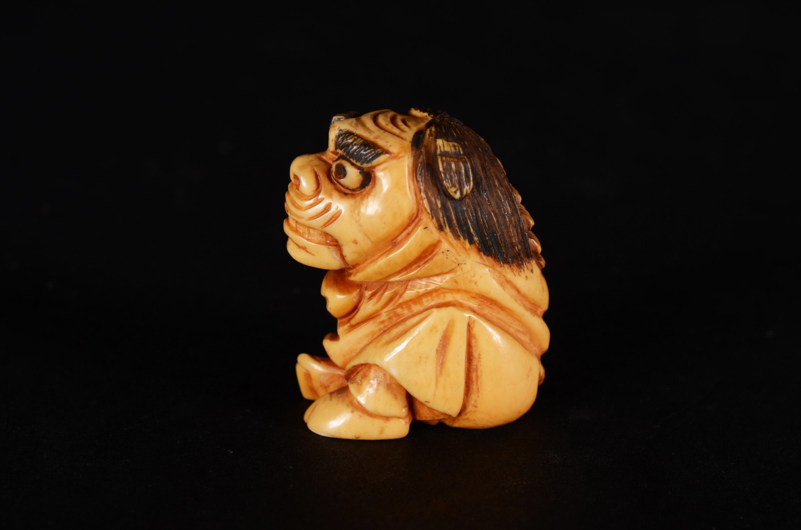 Netsuke de marfim oriental representando Cão de Fó. Assinado. - foto 1 de 6
