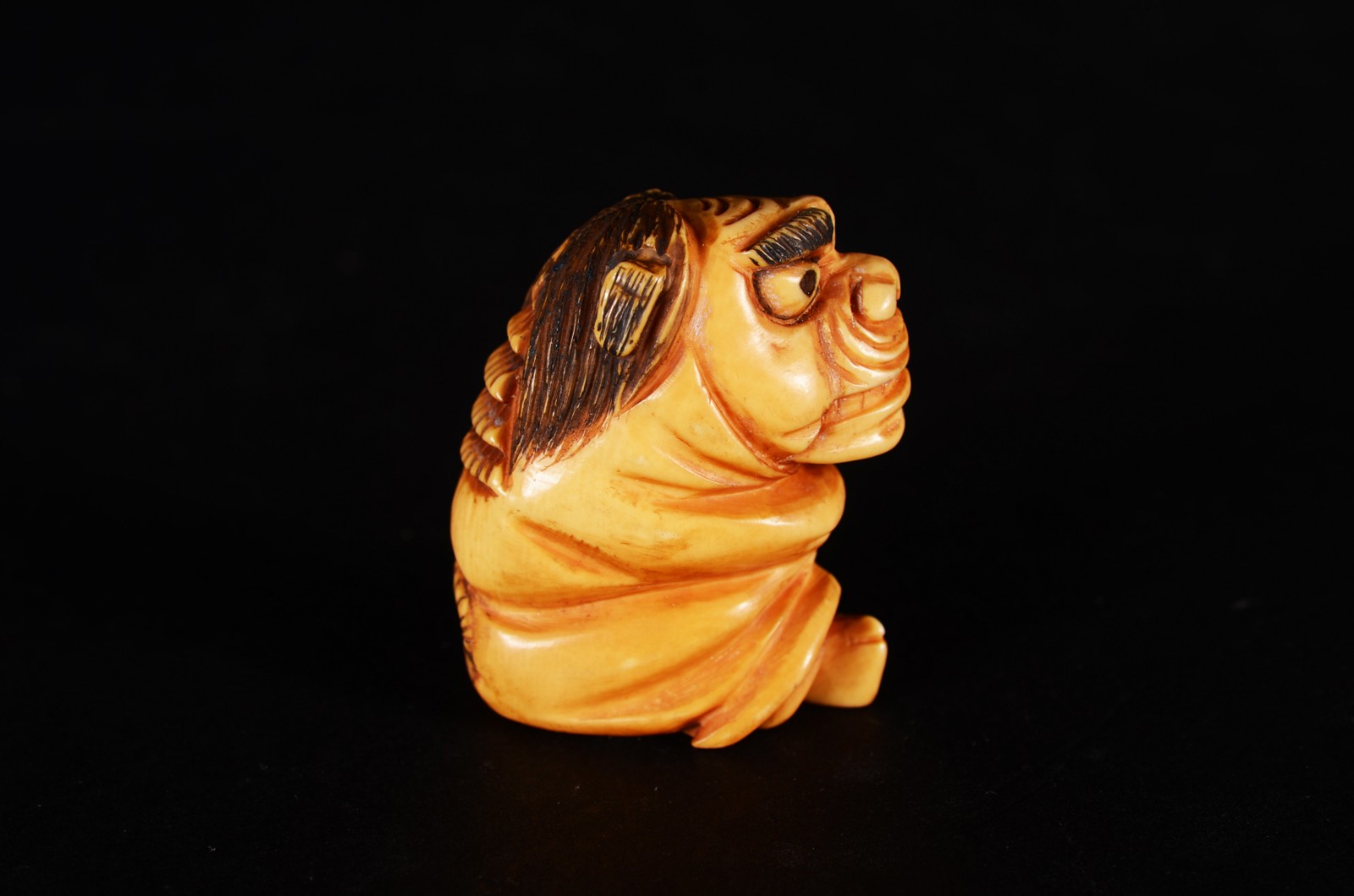 Netsuke de marfim oriental representando Cão de Fó. Assinado. - foto 4 de 6