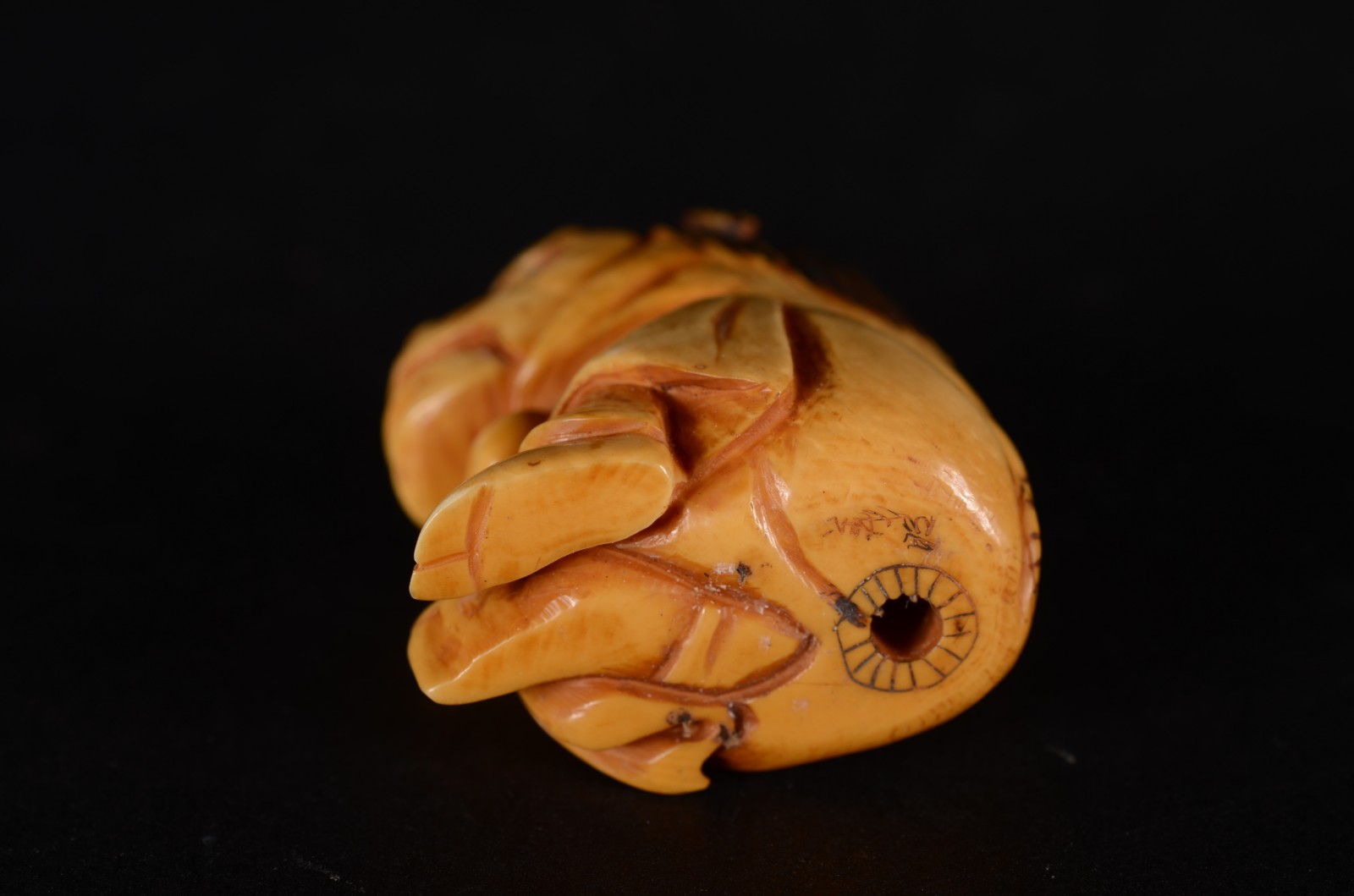 Netsuke de marfim oriental representando Cão de Fó. Assinado. - foto 5 de 6