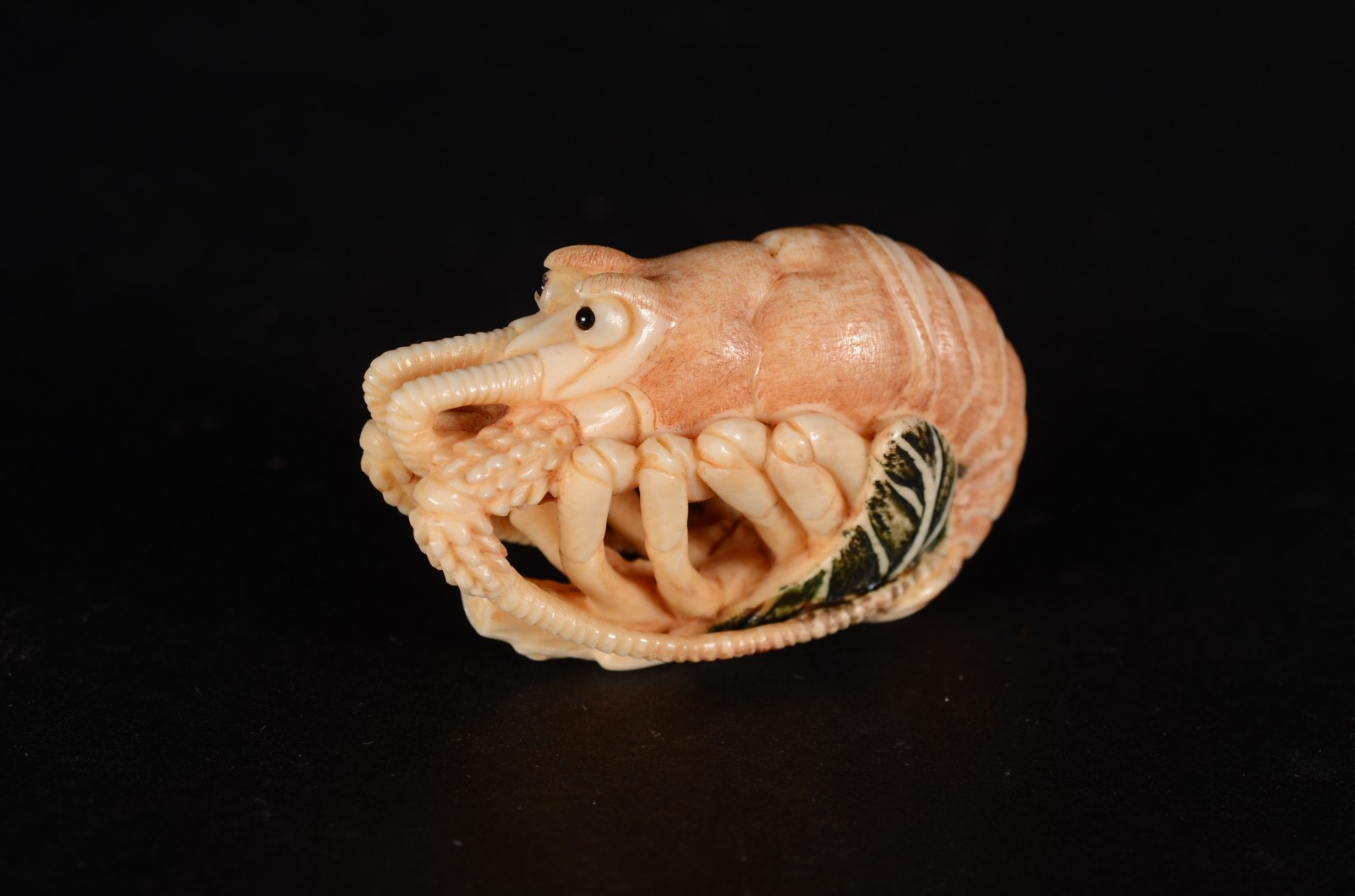 Netsuke de marfim oriental representando crustáceo com folha... - foto 2 de 5