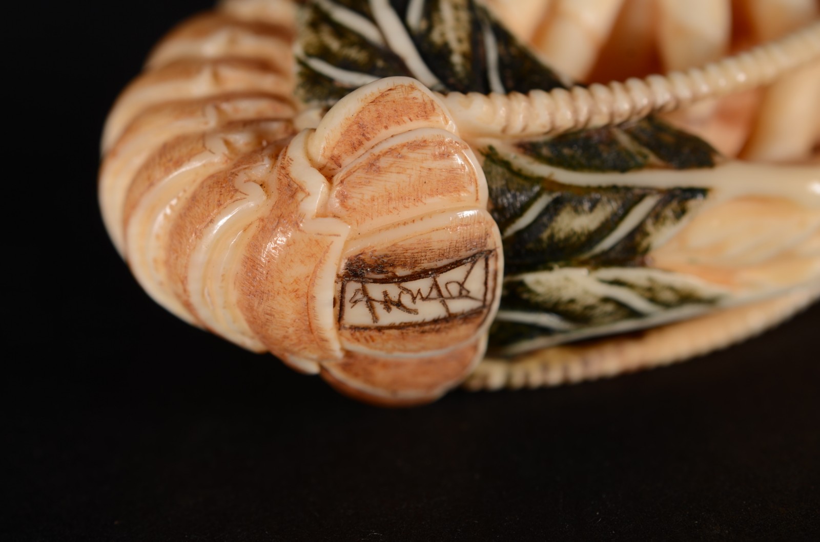 Netsuke de marfim oriental representando crustáceo com folha... - foto 3 de 5