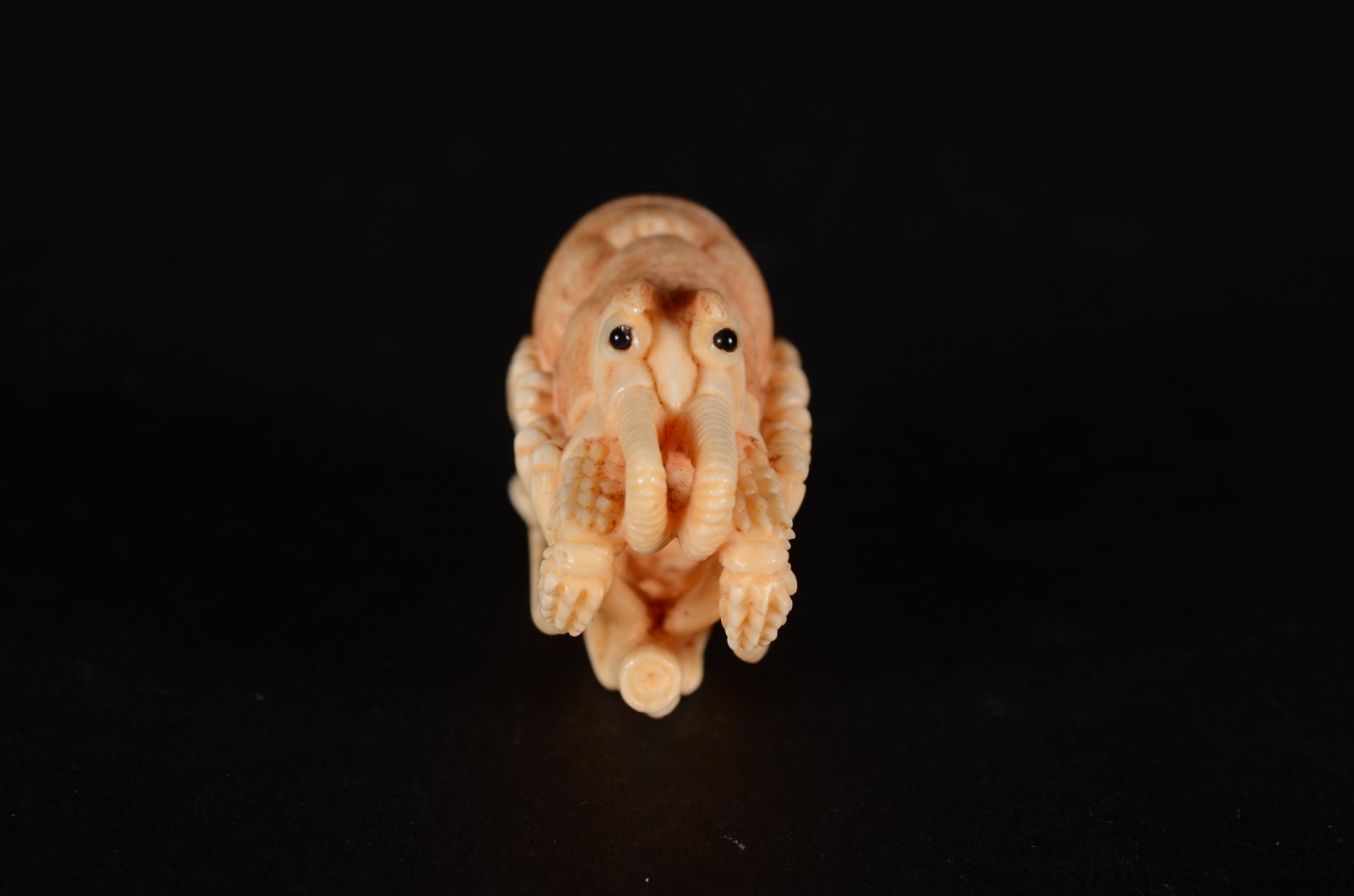Netsuke de marfim oriental representando crustáceo com folha... - foto 4 de 5